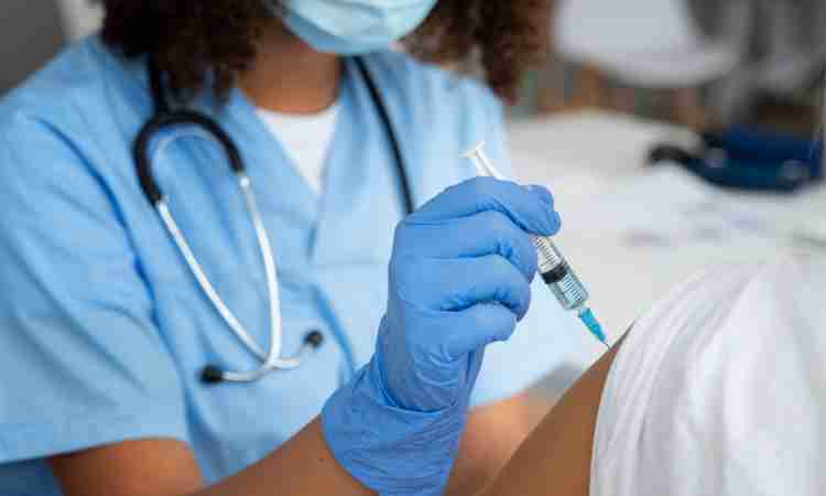 Vacina gratuita contra bronquiolite e pneumonia começa a ser aplicada em gestantes de Fortaleza